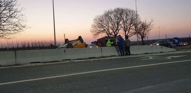 ACCIDENT LA INTERSECȚIA CU OLIMP! O MAȘINĂ S-A ÎNTORS CU ROȚILE ÎN SUS, ȘOFERUL ERA BĂUT!