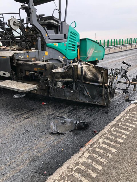 Accident pe A2, urmat de un incendiu. Un şofer beat a intrat cu maşina în utilajul DRDP. VIDEO