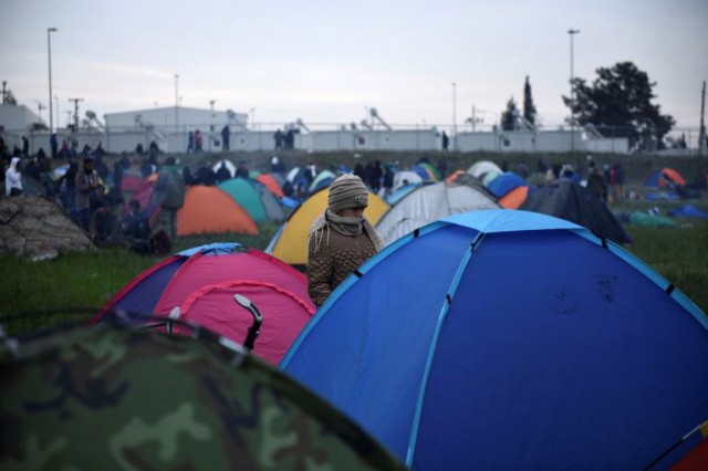 Grecia: Migranţii continuă se se adune lângă Salonic, în speranţa că vor putea trece frontiera