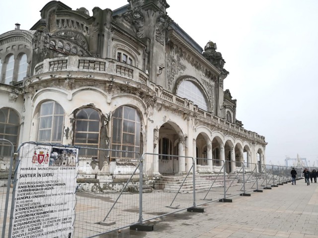 MUZEU AL DEȘEURILOR pe faleză, la Cazinoul din Constanța