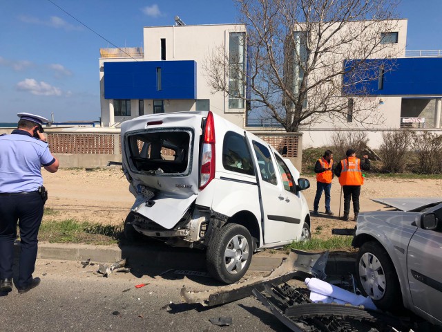 NEATENȚIE în conducere și OPRIRE pe DN! Două mașini s-au făcut ACORDEON