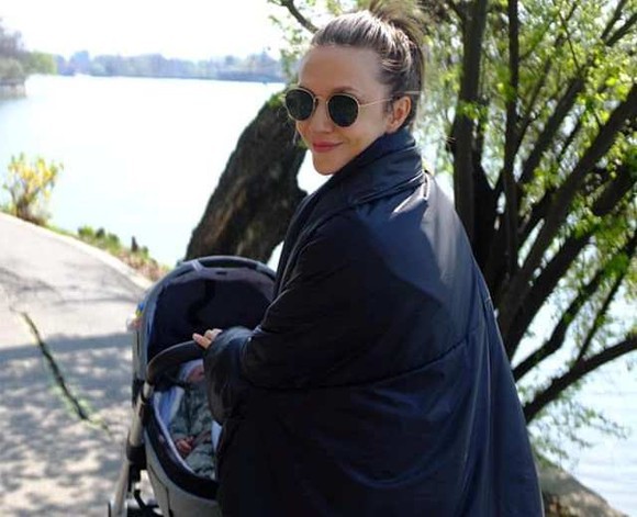 Adela Popescu se pregătește de botezul băiețelului ei