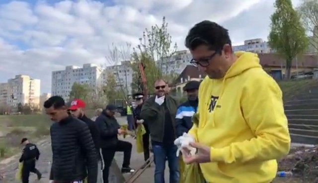 Primarul Decebal Făgădău, în fruntea echipei care a curățat stadionul de rugby de la Badea Cârțan! VIDEO