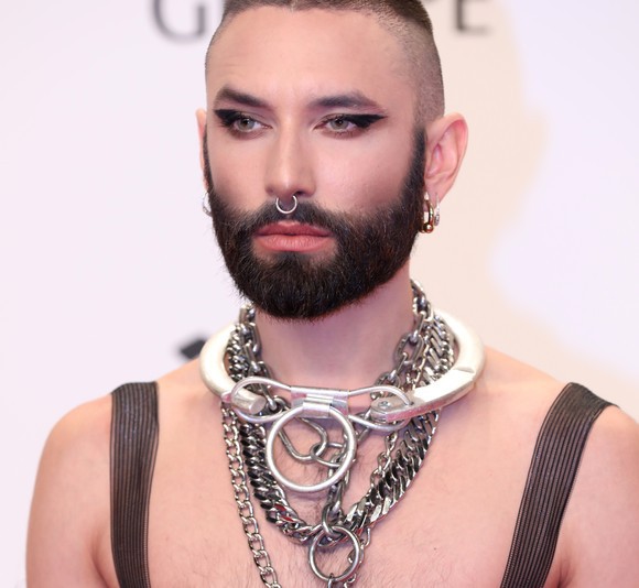 Femeia cu barbă de la Eurovision a defilat cu „sânii“ la vedere pe covorul roșu