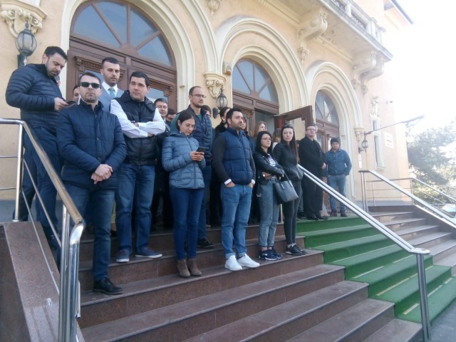 Magistraţii constănţeni au protestat pe scările Judecătoriei Constanţa