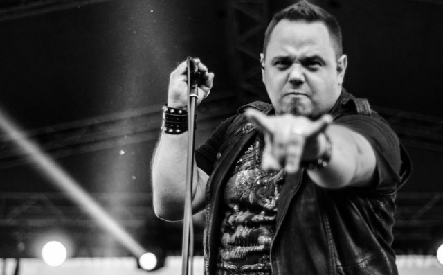 Ovidiu Anton, rockerul de la Eurovision, s-a mutat la țară, unde crește capre și câini