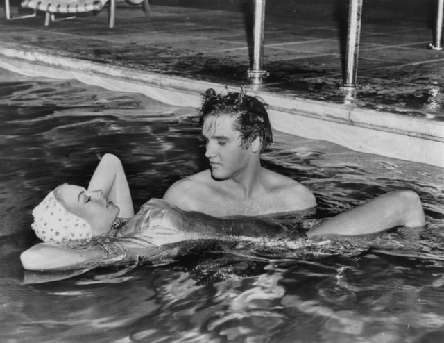 Elvis Presley s-a culcat cu fete de 14 ani. A avut o viață sexuală scandaloasă