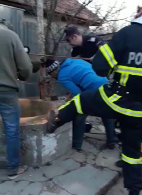 Bărbat scos mort dintr-o fântână. VIDEO