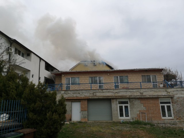 ALERTĂ la Jupiter! O vilă a fost cuprinsă de flăcări