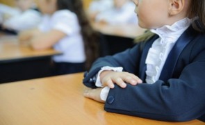 Vești bune pentru copiii din România: când vor primi alocațiile mărite