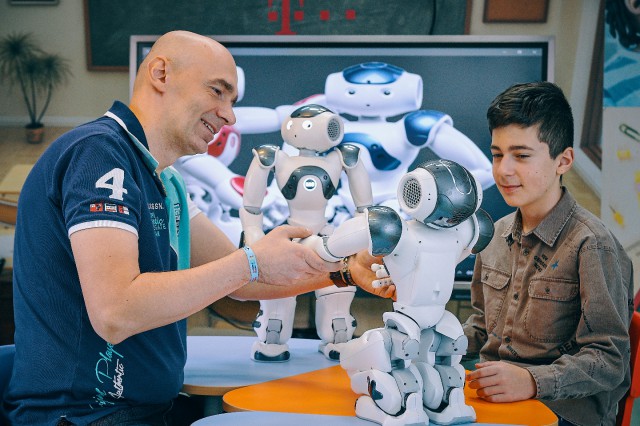 Robotul NAO, terapeut pentru copiii cu autism, a ajuns la Constanța