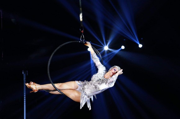 Sanda Ladoşi, acrobaţii fără plasă de siguranţă. A cântat suspendată la 10 metri