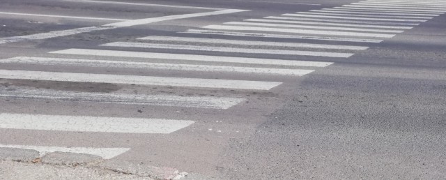 Pieton LOVIT de o mașină pe trecerea de pietoni