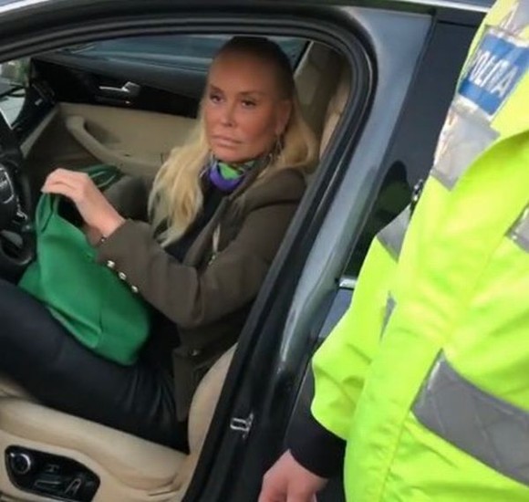 Vica Blochina, luată cu duba poliţiei după scandalul monstru cu iubitul
