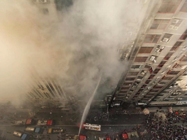 Bangladesh: Cel puţin 27 de răniţi într-un incendiu izbucnit într-un bloc turn de birouri