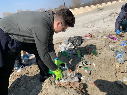 Năvodari: PNL, acțiune de strângere a deșeurilor de pe plajă, pentru a marca Ora Pământului