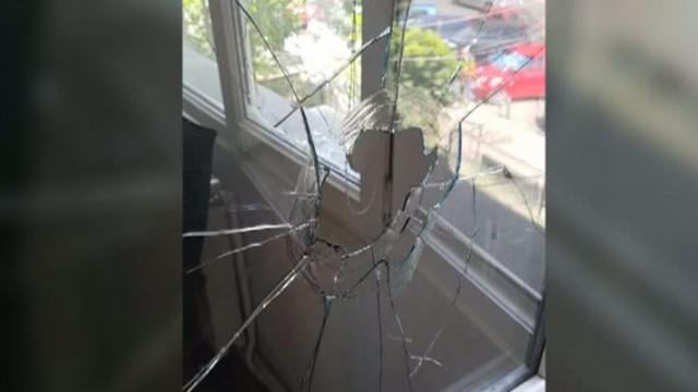 O femeie ÎNSĂRCINATĂ, TERORIZATĂ de frate: a spart geamurile cu un ciocan și a dat foc la hârtii în casă!