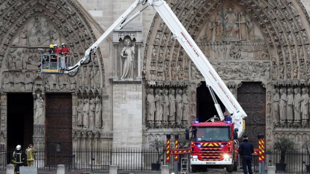CATEDRALA NOTRE-DAME: Incendiul a fost stins în totalitate