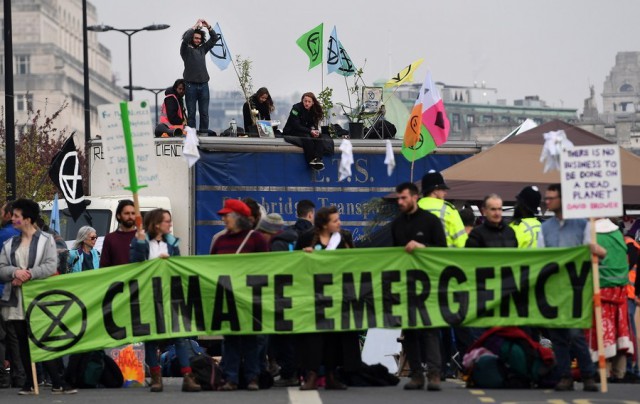 Manifestanţii care cer combaterea schimbărilor climatice ameninţă că vor perturba circulaţia metroului londonez