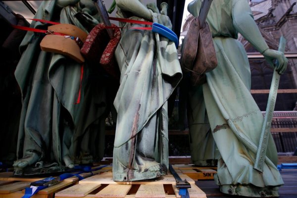 Incendiu la Notre-Dame: Statuile de pe fleşa catedralei, în renovare, au scăpat de flăcări