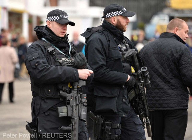 Poliţia britanică a tras focuri de armă după ce un şofer a lovit deliberat maşina ambasadorului Ucrainei