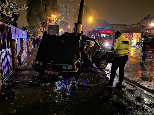ACCIDENT RUTIER GRAV: o maşină s-a RUPT în două, o persoană este în COMĂ!