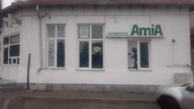 Farmacie VANDALIZATĂ pe bulevardul Mamaia!