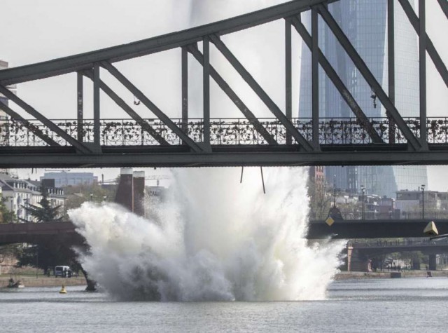 O bombă de aviaţie din Al Doilea Război Mondial, detonată de pirotehnişti la Frankfurt