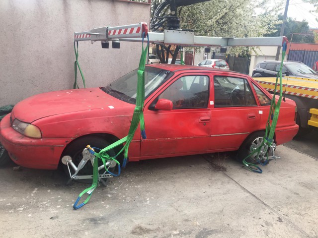 Mașinile abandonate pe străzile din Constanța, ADUNATE de polițiștii locali
