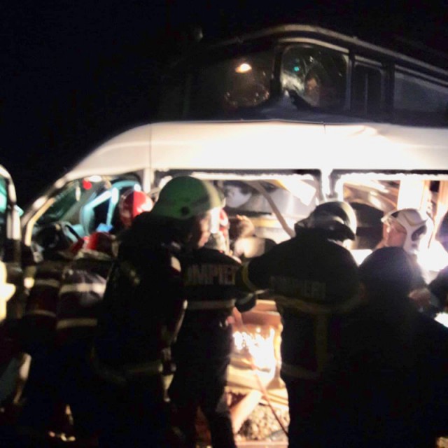 ACCIDENT GRAV la Buzău! 3 OAMENI AU MURIT, după ce şoferul unui microbuz 'a forţat bariera'! A FOST LOVIT ÎN PLIN DE TREN