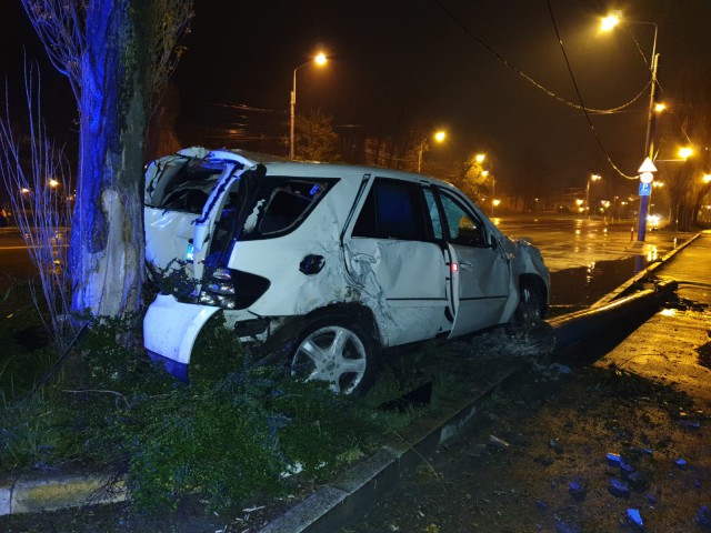 Un șofer a pus la PĂMÂNT un stâlp și s-a OPRIT cu mașina în COPAC, în Mamaia!