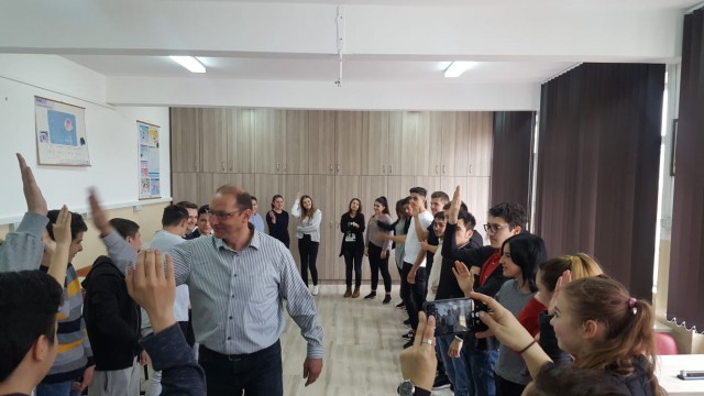 Specialist din cadrul Poliției Elvețiene, în vizită la elevii din Constanța