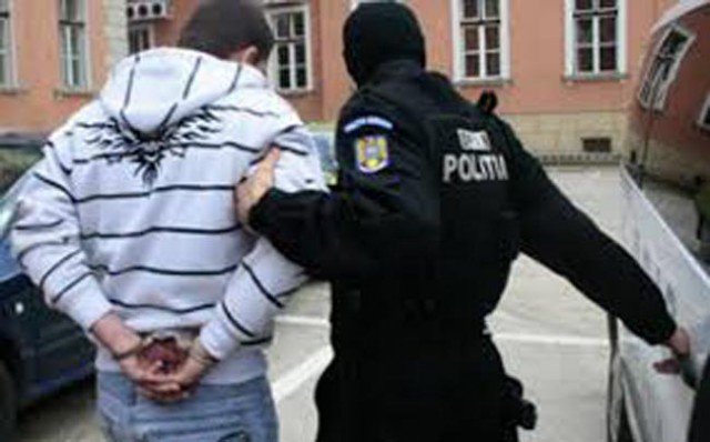 Un bărbat care a traversat prin loc nepermis a devenit agresiv cu polițiștii când i s-a solicitat să se legitimeze