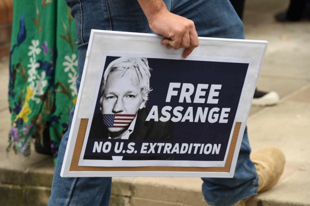 Tatăl lui Julian Assange cere guvernului australian repatrierea fiului său