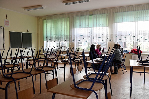 Grevă naţională nelimitată a profesorilor şi învăţătorilor din Polonia
