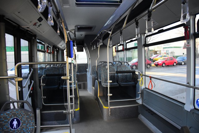 Părinţii adolescentului care a spart geamul unui autobuz RATC şi-au recunoscut fiul în imaginile video
