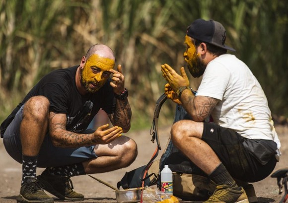 Semifinalişii „Asia Express“, probă grea la o fabrică de turmeric