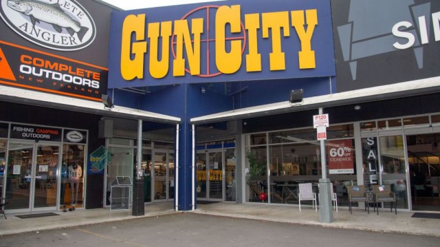 Noua Zeelandă: Parlamentul a votat interzicerea tuturor tipurilor de arme semiautomate şi arme de asalt