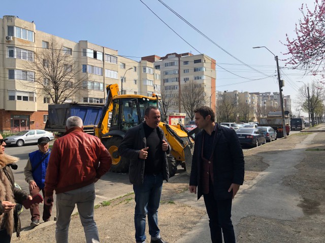 A început reabilitarea trotuarelor din cartierul de case al Mangaliei