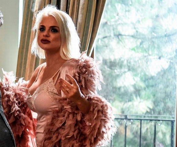 Jojo, sexy şi rafinată în noul serial. Accesoriul de care nu s-a dezlipit