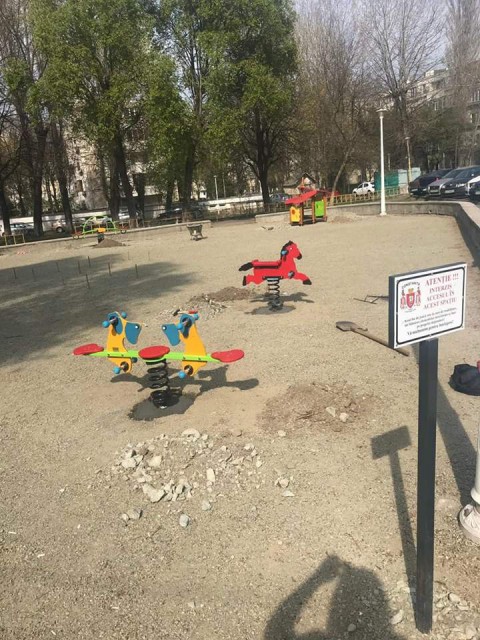 ÎN SFÂRŞIT! Primăria Constanţa anunţă că reia execuţia locurilor de joacă