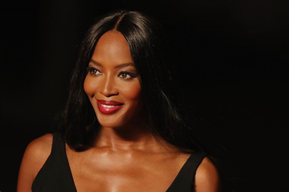Naomi Campbell, protejată împotriva Covid-19, din cap până în picioare: „Nu mă interesează ce zic alții, e sănătatea mea în joc“