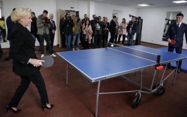 Premierul Dăncilă, ping pong pe tocuri la Frontieră. VIDEO
