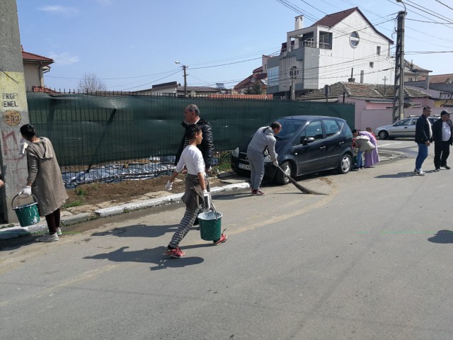 CURĂȚENIE în cartierul Anadalchioi. Romii văruiesc, strâng gunoaiele și plantează copaci!