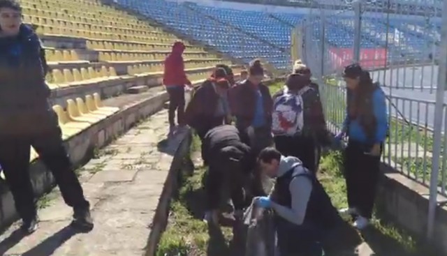 CURĂȚENIE pe stadionul „Gheorghe Hagi”. Sportivii s-au alăturat acțiunii primăriei!