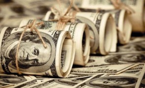 Dolarul încheie anul la ce mai scăzut nivel din 2017: în 2021 se așteaptă un haos total