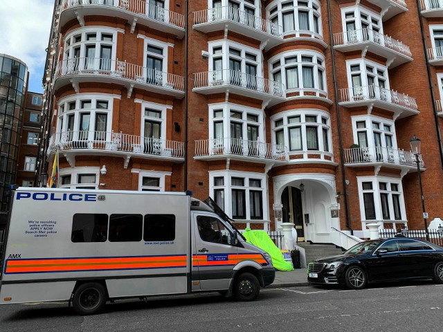 Julian Assange, găsit vinovat de încălcarea condiţiilor eliberării pe cauţiune
