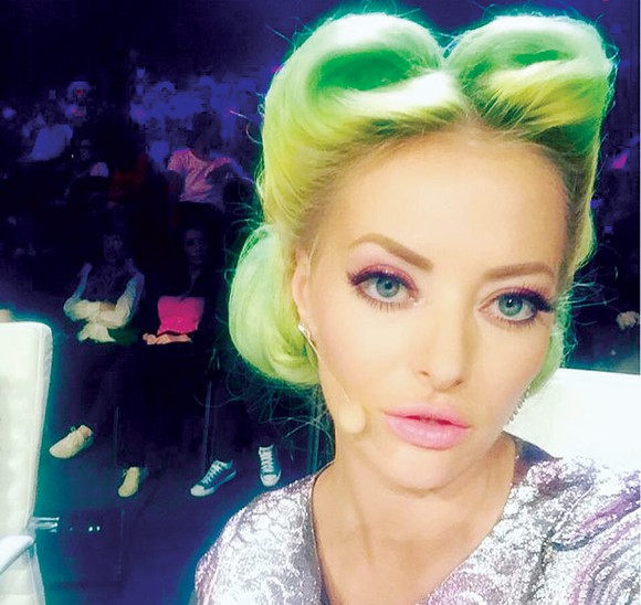 Păr și barbă verde-neon! Cine sunt artiștii care o concurează pe Delia