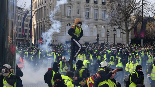 Franţa: Poliţia a lansat gaze lacrimogene asupra protestatarilor, la mitingul de 1 mai din Paris