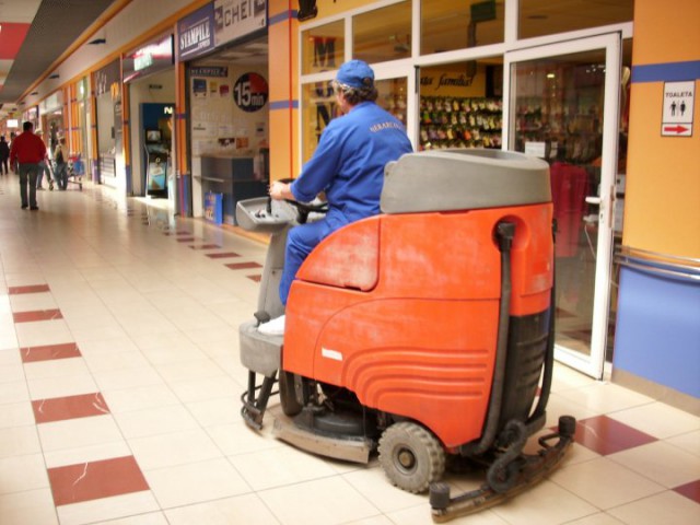 Primăria Constanţa pune la bătaie 2 milioane de euro pentru servicii de curăţenie. În ultimul deceniu, toate contractele au mers la aceeaşi firmă